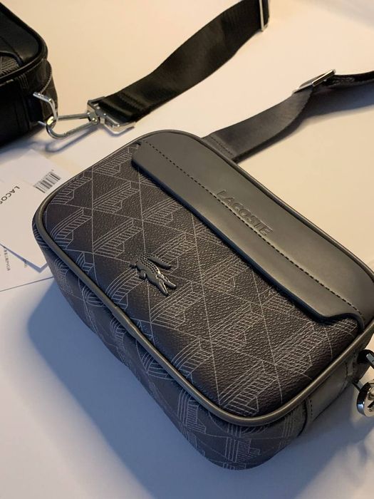 Сумка Lacoste 

- присутні гравіювання
- приємна на дотик
- присутні