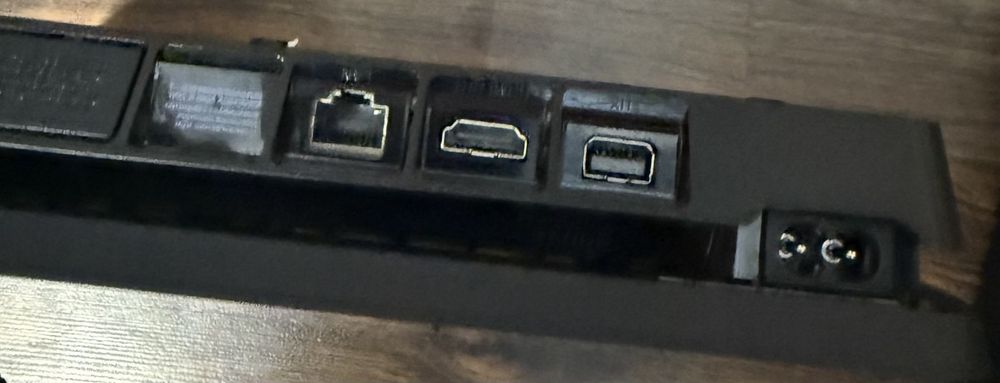 Продам PS4 Slim  на 500 гб все шнуры есть  1 джостик

В комплекте о