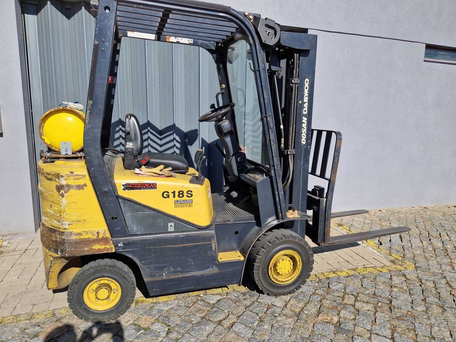 Empilhador Doosan Daewoo a Gás - Triplex.