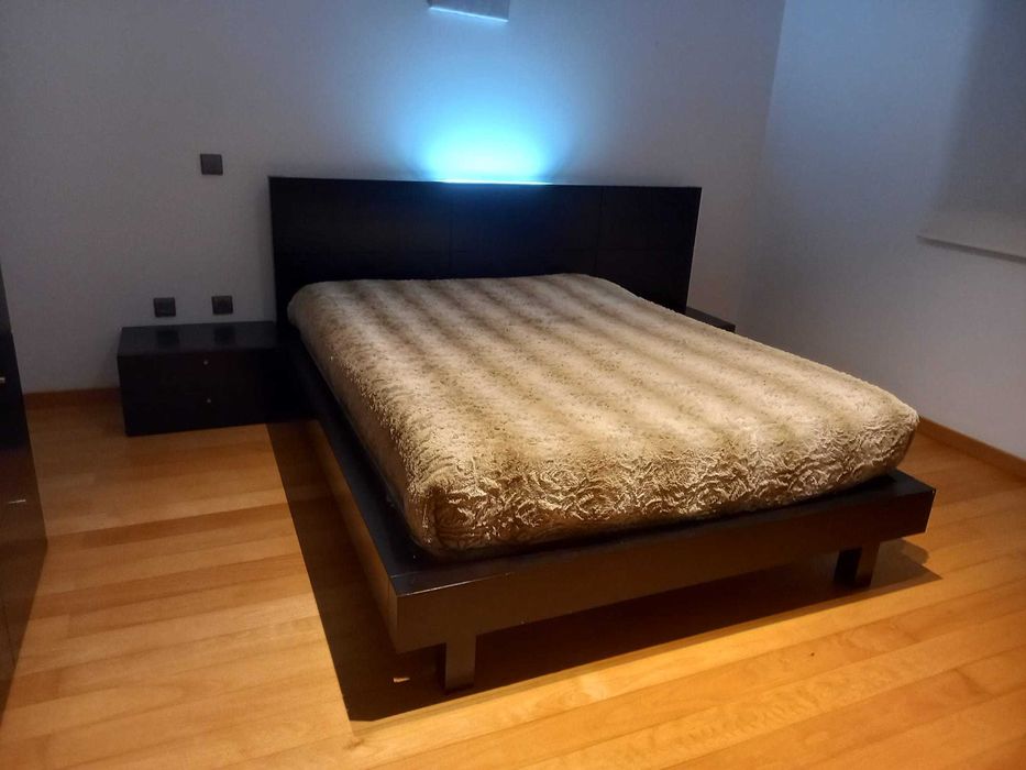Cama em madeira wengue(sem mesinhas)