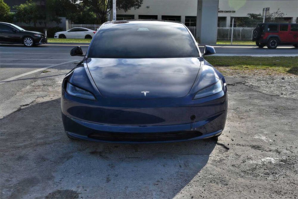 Tesla Model 3 Long Range      2025
