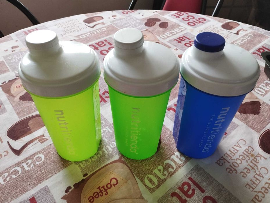 3 copos 700 ml com tampa