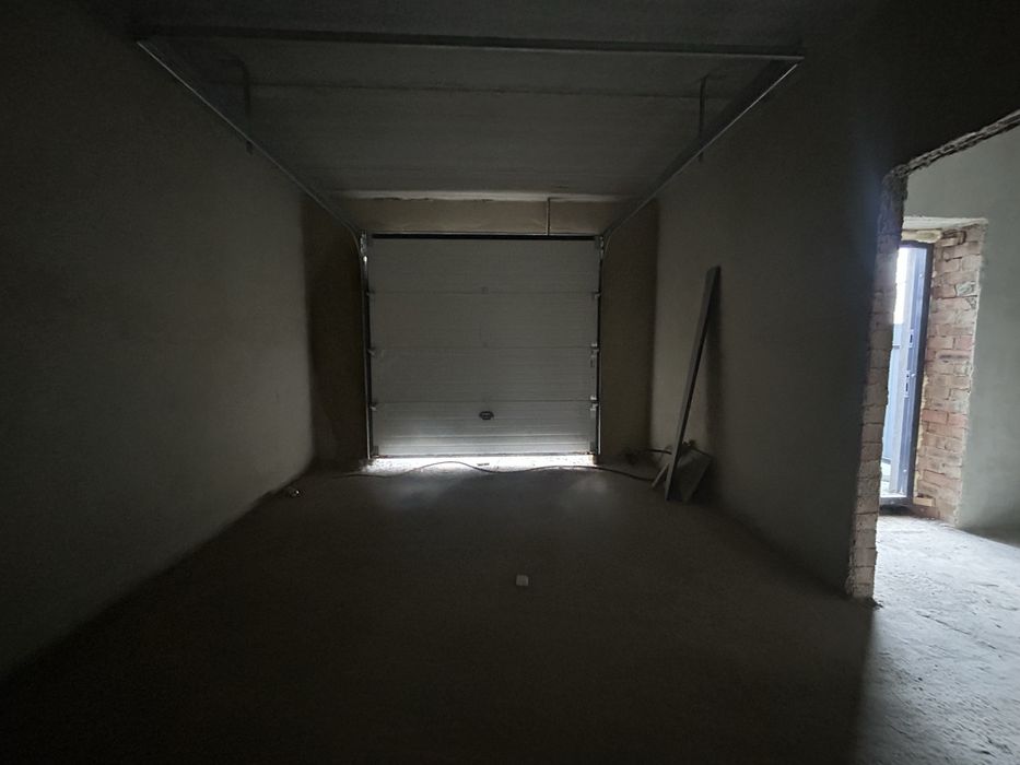 Таунхаус з гаражем Готовий до ремонту.Підведені всі комунікації