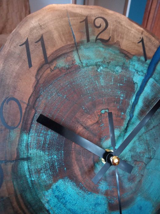 Zegar na ścianę z drewna i żywicy