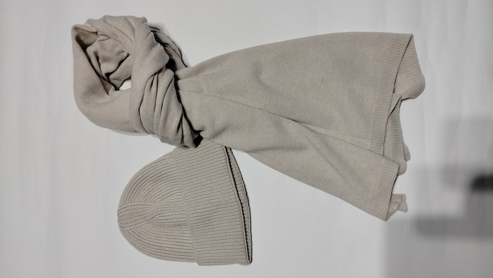 Piękny włoski damski komplet szalik czapka