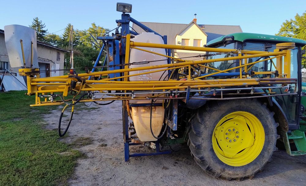 Opryskiwacz zawieszany Sieger, 21 m, zbiornik 1200 l