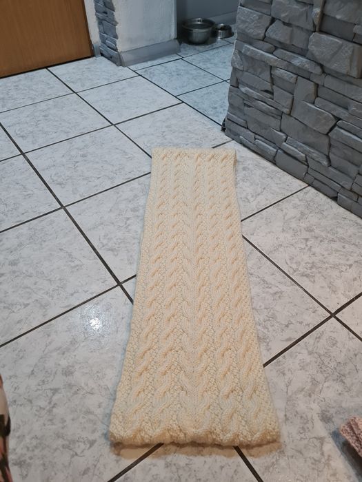 Kremowy ,ręcznie robiony komin