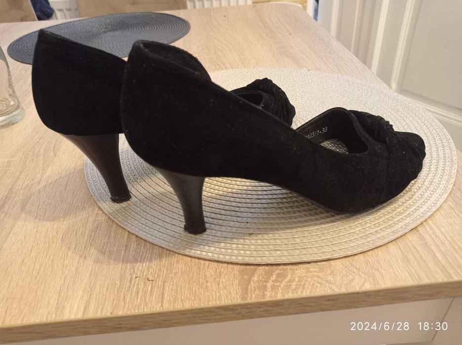Buty na obcasie czarne 38