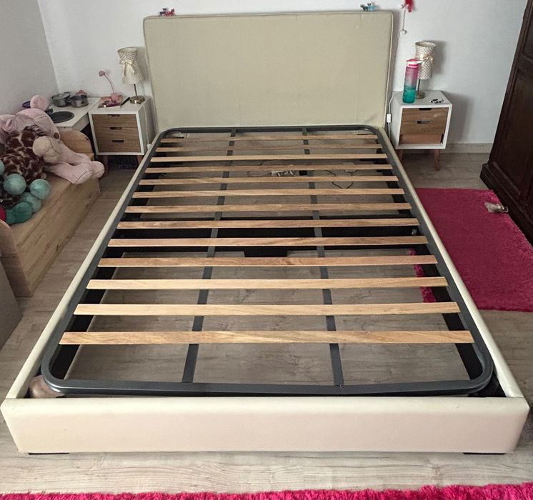 Cama com estrado e colchão