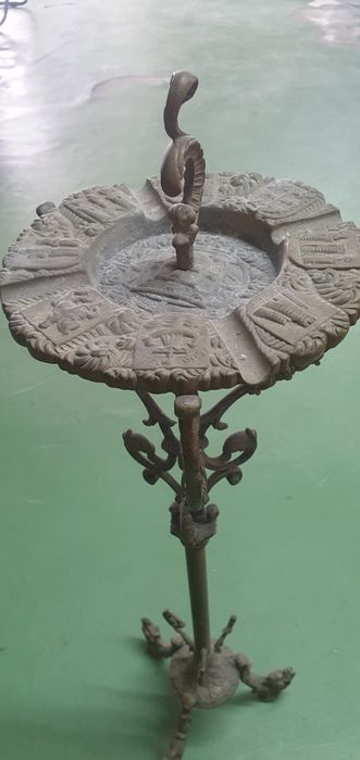 Cinzeiro de pé antigo com brasões