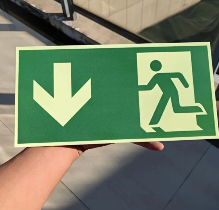 Ozdobny świecący w ciemności znak awaryjne wyjście