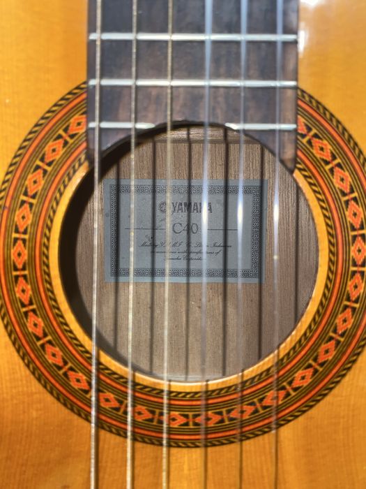 Продам акустическую гитару Yamaha C40