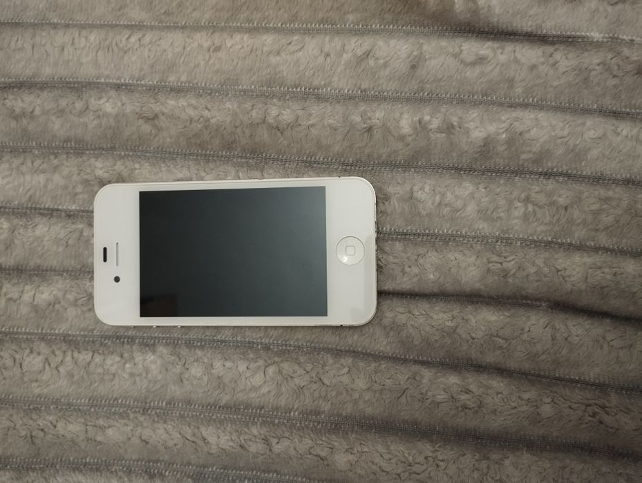 Телефон iPhone 4