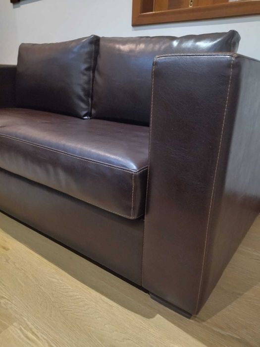 Sofá em pele sintética