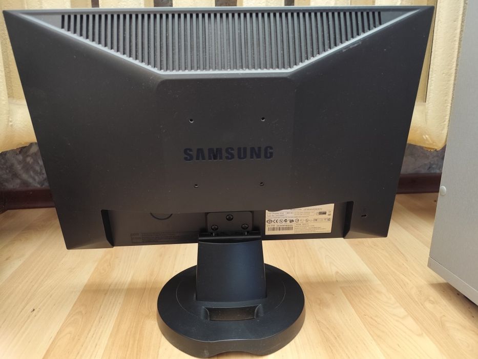 Монитор широкоформатный Samsung SyncMaster 920NW в рабочем состоянии