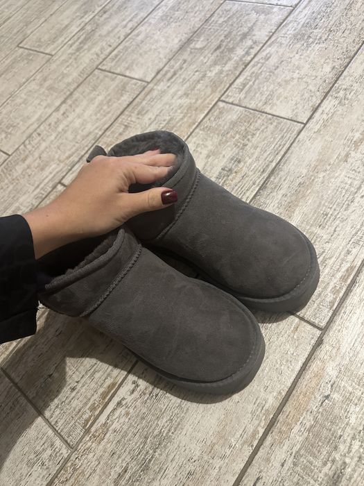 Ugg сірого кольору
