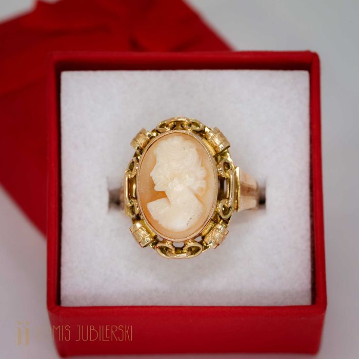 Złoty pierścionek  Kamea