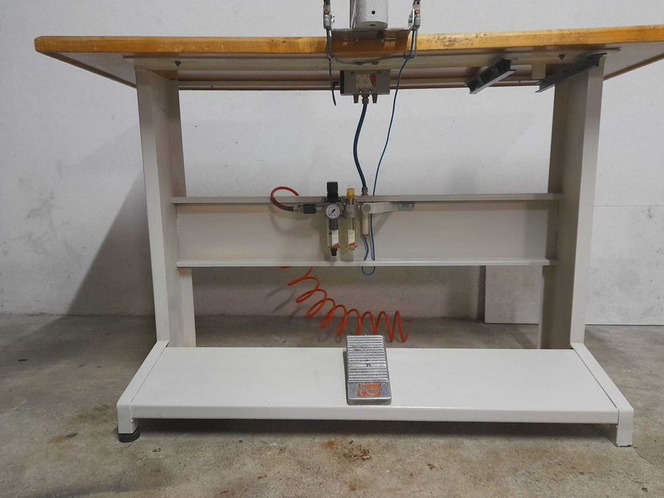 Máquina de pregar molas.