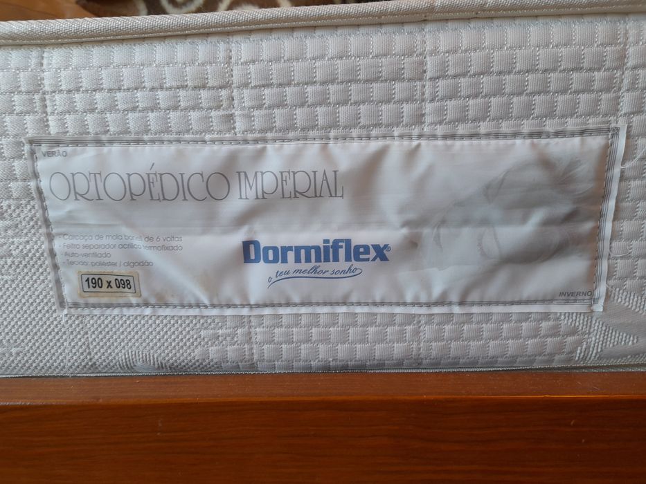 Cama dupla de solteiro em madeira cerne