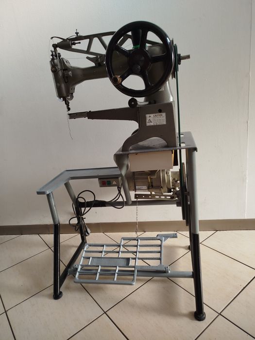 Máquina de cozer em bom estado ; concertos de calçado