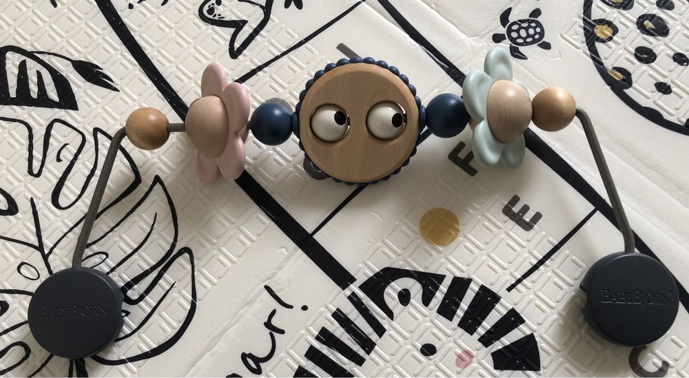 leżaczek firmy Babybjörn + zabawka do Babybjörn w cenie