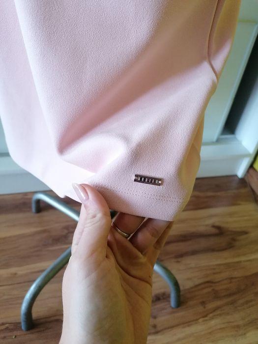 Sukienka prosta z koronką pudrowy roz z kołnierzem kalsyczka prosta