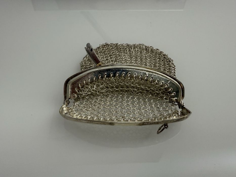 Porta moedas 2 dinheiros em prata com contraste.