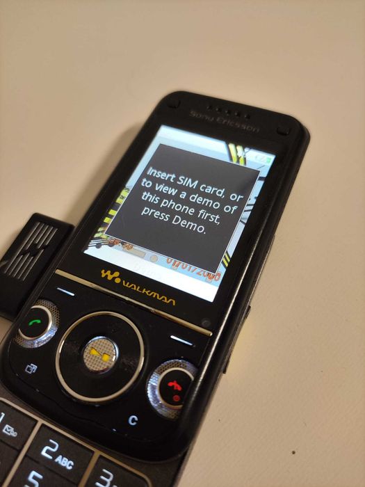 Sony Ericsson W760i 2G + ładowarka + karta pamięci M2 2 GB + słuchawki