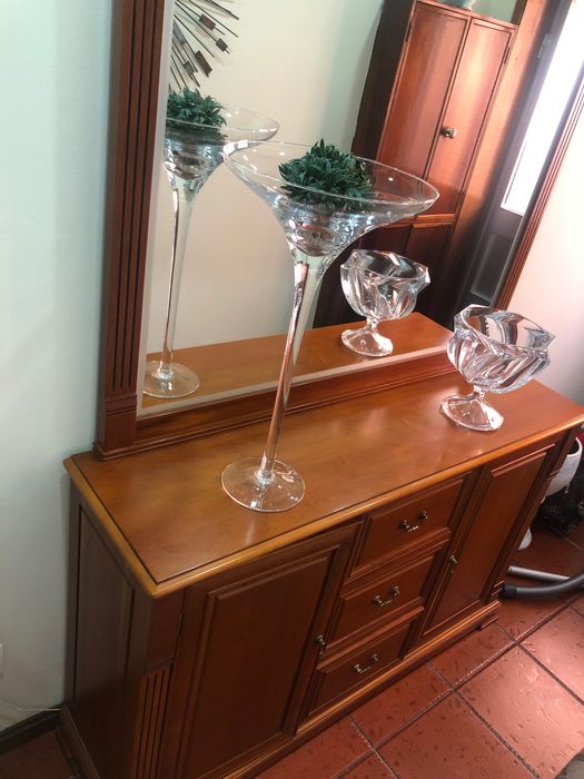 Aparadores e mesa de jantar em bom estado