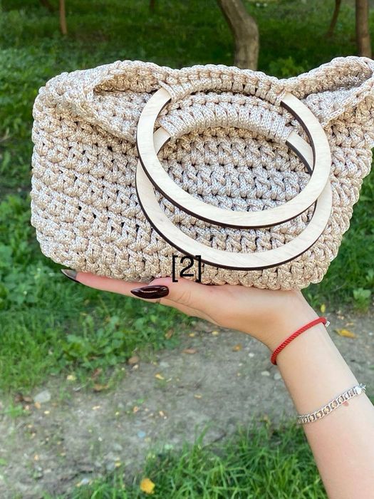 Сумочка плетена білого кольору