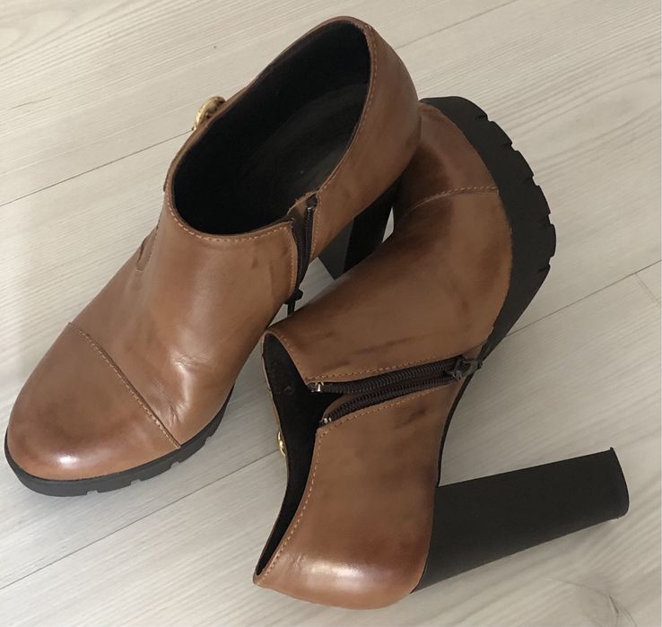 Botins castanhos em pele “In Shoes”