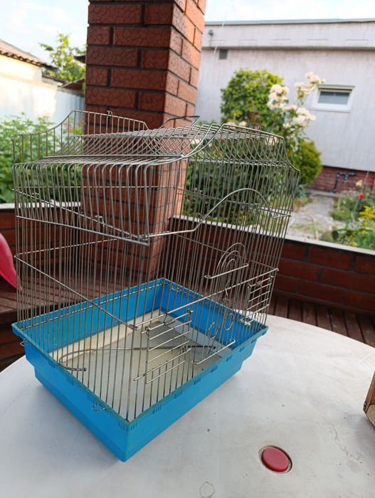 Продам клетку для попугаев.