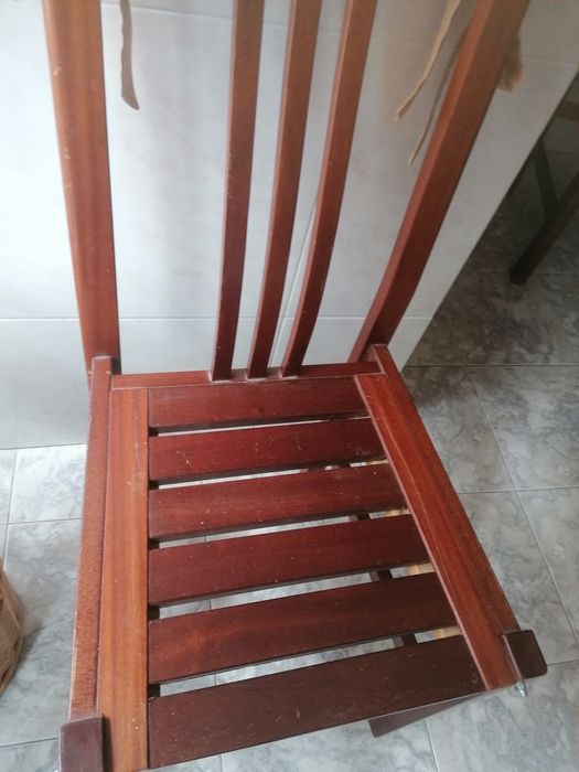 Mesa de cozinha em madeira maciça com 5 cadeiras com tampo em pedra má