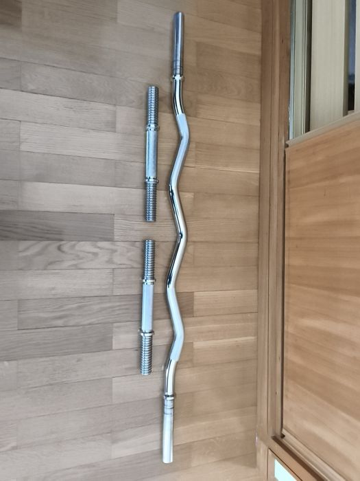 Barra curl e barras de halteres