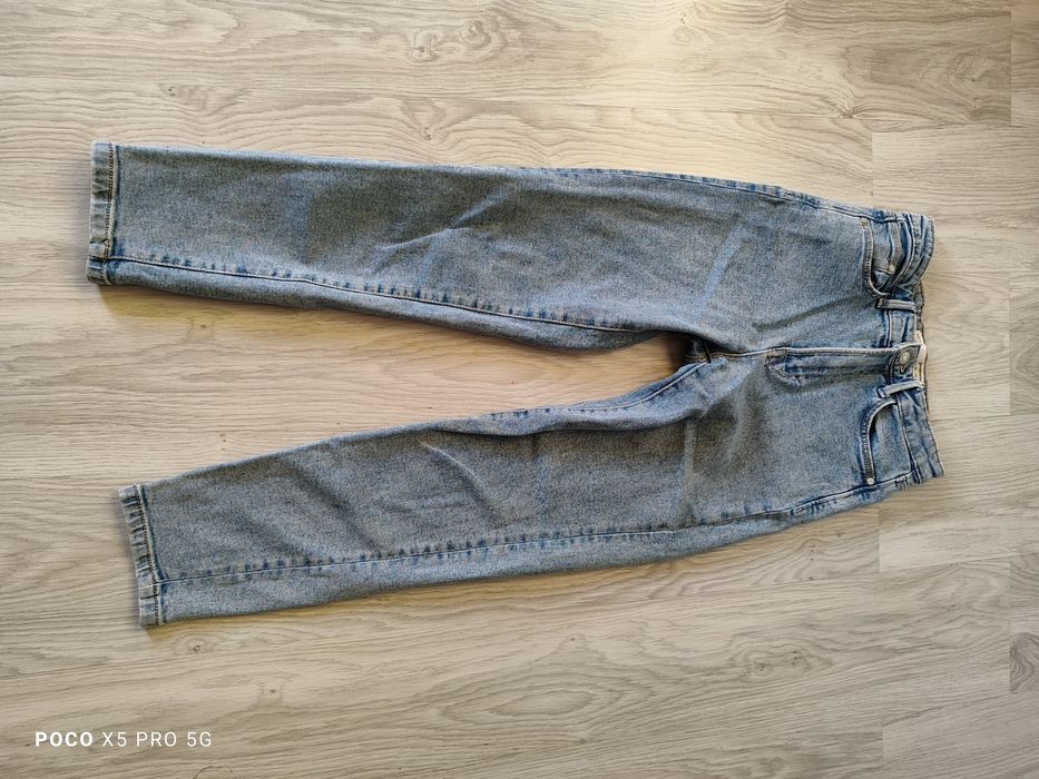 Niebieskie spodnie damskie mom jeans Stradivarius