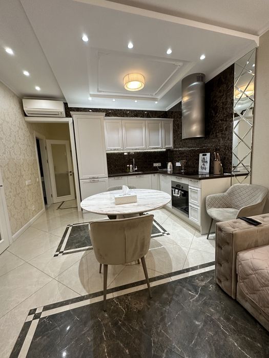 2 поверх!!!Довгострокова оренда 3- кімн квартири у центрі.