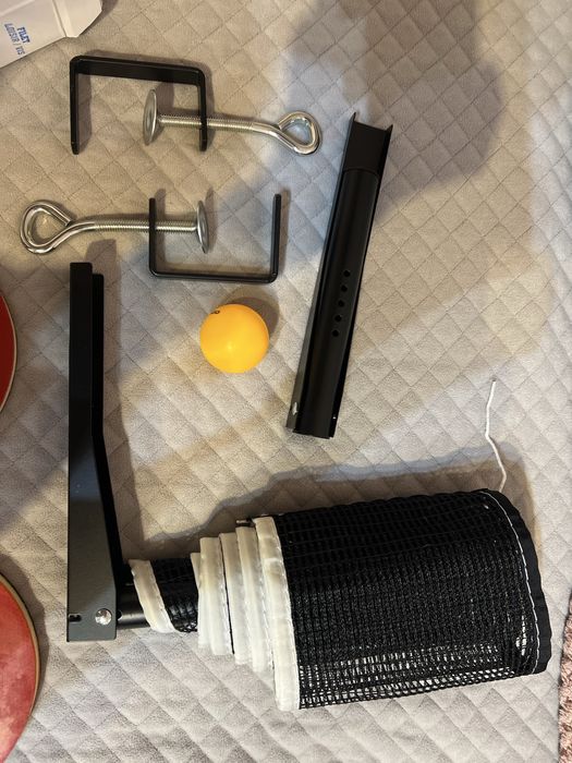 Zestaw do tenisa stołowego - siatka, 2 paletki oraz piłka