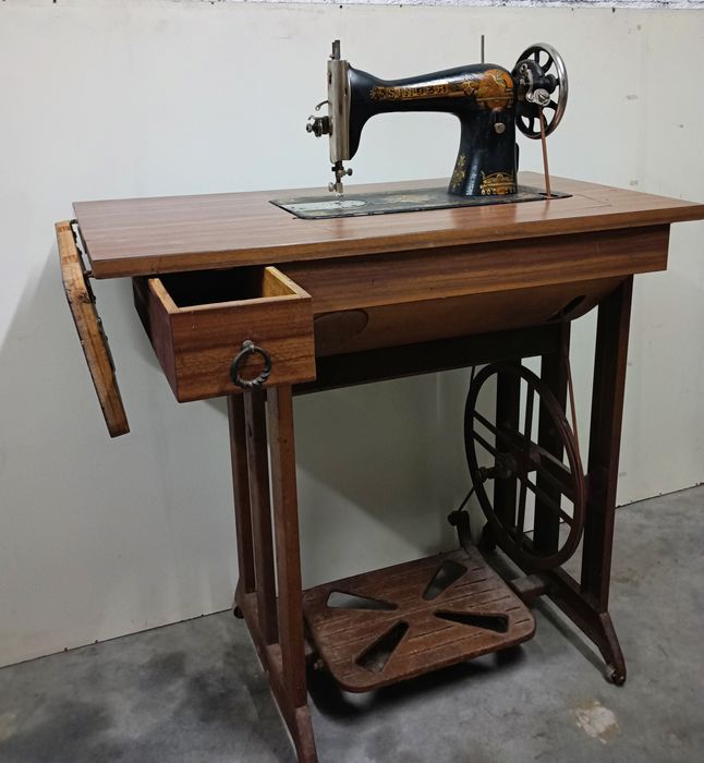 Antiga Máquina de costura marca SINGER a funcionar perfeitamente, 
Exe