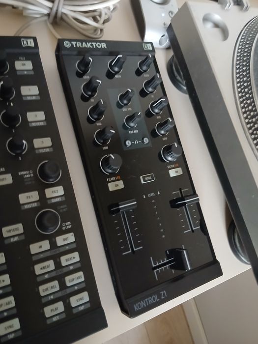 Zestaw Native Instruments Traktor Kontroler  X1 + F1