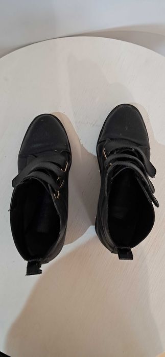 Czarne sneakersy na koturnie – r. 38 – botki na rzepy