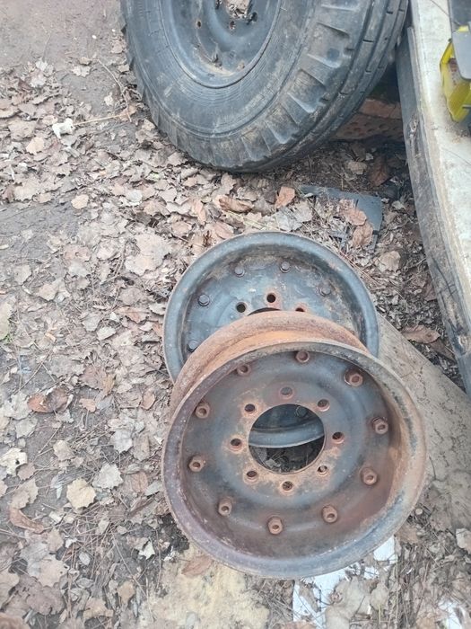 Продам  ступиці  на 2 птс4. На  6 і 8 шпильок.