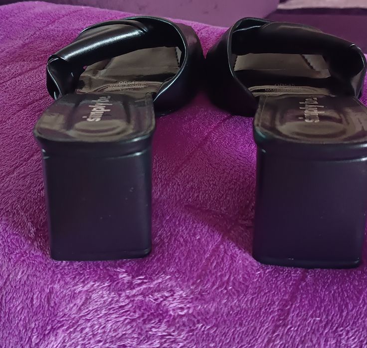 Damskie czarne klapki