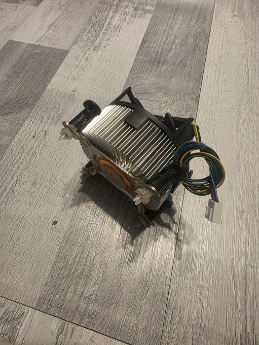 Chłodzenie CPU Intel LGA775  – boxowy cooler z wentylatorem