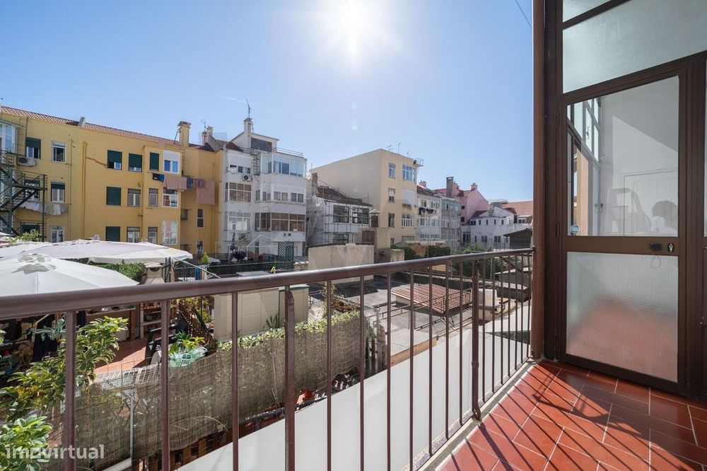 Um apartamento luminoso e elegante, no coração de Campo de Ourique.