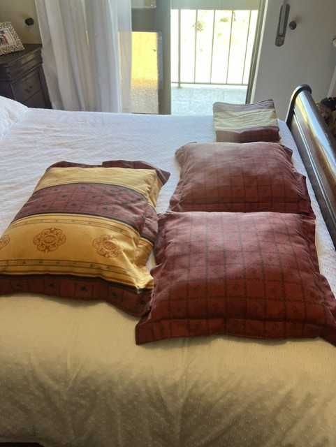 Colcha de cama + almofadas + cortinas