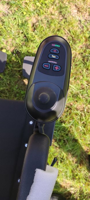 Sprzedam dwa wózki  inwalidzkie akumulatorowe.