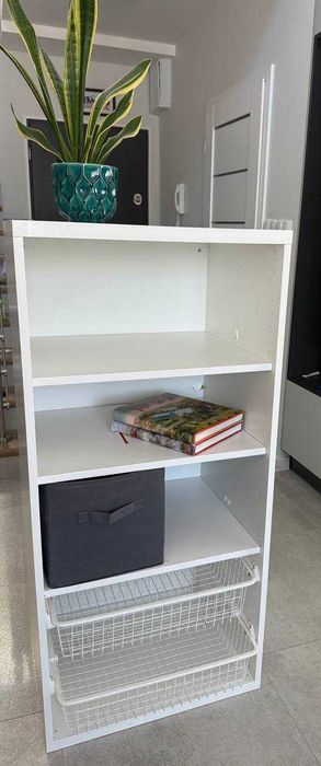 Regał IKEA z półkami