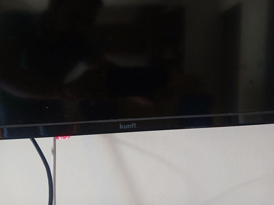 TV Kunft com suporte de parede