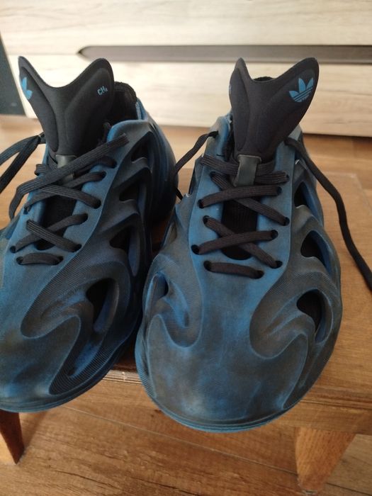 Adidas cos fon QUAKE