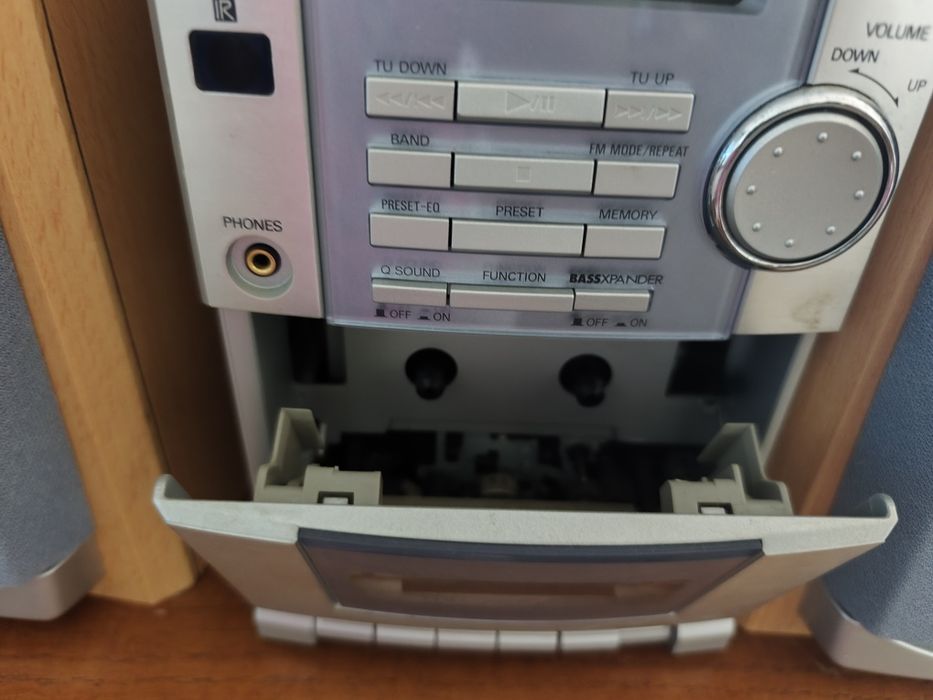 Aparelhagem com leitor de CD e cassetes